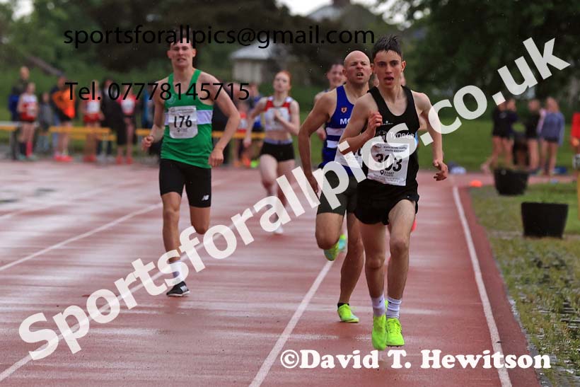 The Jimmy Hedley 800 metres on a very wet Wednesday evening, May 29th, NEGP 2, Monkton Stadium.  Photo: David T. Hewitson/Sports for All Pics